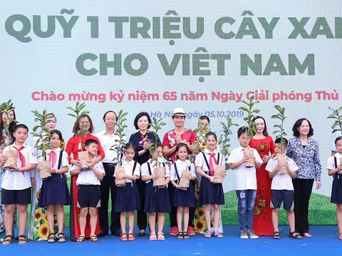 Hơn 60.000 cây xanh và 119.000 ly sữa được Vinamilk dành tặng cho trẻ em Hà Nội